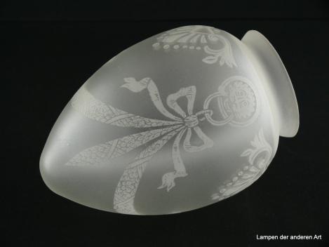 3-er Set Jugendstil Lampenschirm gebraucht, Glas grau satiniert, fast spitz zulaufende Zapfe, Wandung mit geätzten Motiven, die an historische Trachtengehänge erinnern dekoriert, Nostalgie Ersatzschirm D: ca.11cm, H: ca.17cm, Glashalter 8cm, liegend