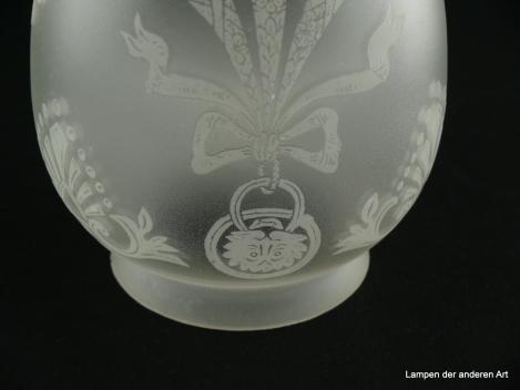 3-er Set Jugendstil Lampenschirm gebraucht, Glas grau satiniert, fast spitz zulaufende Zapfe, Wandung mit geätzten Motiven, die an historische Trachtengehänge erinnern dekoriert, Nostalgie Ersatzschirm, Glashalter 8cm, Detail Ätzmotiv