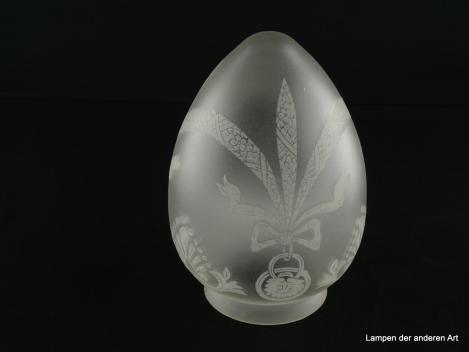 3-er Set Jugendstil Lampenschirm gebraucht, Glas grau satiniert, fast spitz zulaufende Zapfe, Wandung mit geätzten Motiven, die an historische Trachtengehänge erinnern dekoriert, Nostalgie Ersatzschirm D: ca.11cm, H: ca.17cm, Glashalter 8cm, einzeln