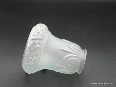 Jugendstil Lampenschirm gebraucht, satiniert grau, reliefierte umlaufende Girlande am unteren Rand, D: 11cm, H: 13cm, Griff-Rand 6cm liegend