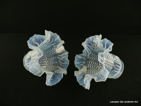 Pärchen Jugendstil Lampenschirm gebraucht, Milchglas weiß, erhabene Ornamente, eng gefalteter Schirmabschluss, Nostalgie Ersatzglas für alte Lampen, D: ca. 15cm, H: ca. 10,5cm, Glashalter Griffrand 6cm, seitlich