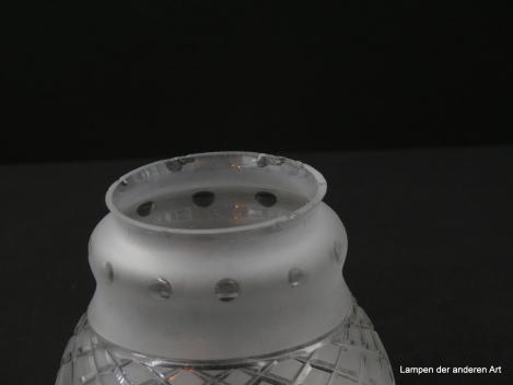Jugendstil Lampenschirm gebraucht, Glas grau satiniert, balusterförmiger Körper, obere schmale Wulst mit Olivenschliff, im unteren Teil geschliffene geometrische Formen, gekniffener Rand, Ersatzschirm D: 12cm, H: 11cm, Griffrand  6cm, Detail Abplatzer