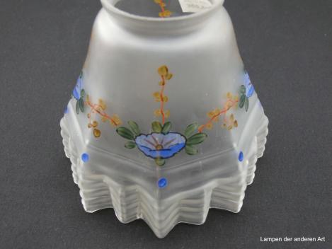 Jugendstil Lampenschirm gebraucht, Glas schwach konisch geweitet, grau satiniert, florale Dekoration handgemalt, eingezogener mehrfach gekniffener waagerecht gerillter Rand,  Nostalgieglas H: 11cm, D: 12cm, Glashalter Griff-Rand 6cm, Detail