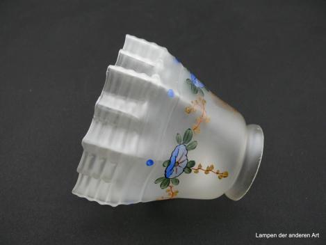Jugendstil Lampenschirm gebraucht, Glas schwach konisch geweitet, grau satiniert, florale Dekoration handgemalt, eingezogener mehrfach gekniffener waagerecht gerillter Rand,  Nostalgieglas H: 11cm, D: 12cm, Glashalter Griff-Rand 6cm, liegend