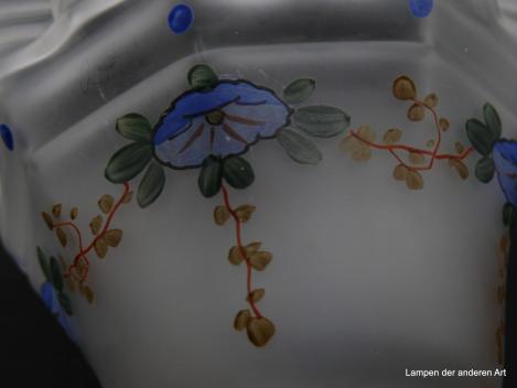 Jugendstil Lampenschirm gebraucht, Glas schwach konisch geweitet, grau satiniert, florale Dekoration handgemalt, eingezogener mehrfach gekniffener waagerecht gerillter Rand,  Nostalgieglas H: 11cm, D: 12cm, Glashalter Griff-Rand 6cm, Dekoration