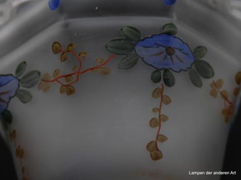 Jugendstil Lampenschirm gebraucht, Glas schwach konisch geweitet, grau satiniert, florale Dekoration handgemalt, eingezogener mehrfach gekniffener waagerecht gerillter Rand,  Nostalgieglas H: 11cm, D: 12cm, Glashalter Griff-Rand 6cm, Detail Dekor