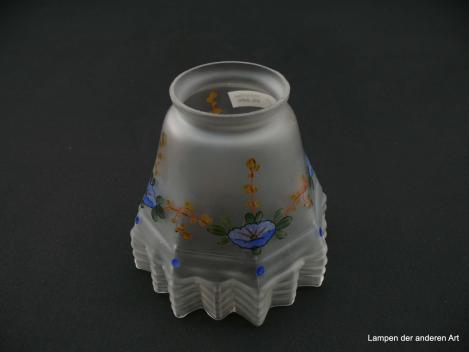 Jugendstil Lampenschirm gebraucht, Glas schwach konisch geweitet, grau satiniert, florale Dekoration handgemalt, eingezogener mehrfach gekniffener waagerecht gerillter Rand,  Nostalgieglas H: 11cm, D: 12cm, Glashalter Griff-Rand 6cm