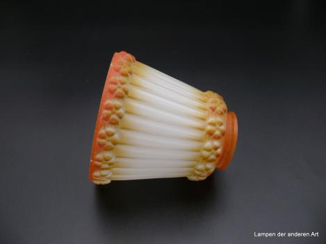 Jugendstil Lampenschirm gebraucht, Glas satinierte Oberfläche, Körper schwach konisch geweitet, vertikal gerippt weiß, am oberen und unteren Rand umlaufend reliefierte Blumenborte orange/gelb, Ersatzschirm D: 12cm, H: 12cm, Griffrand 6cm liegend