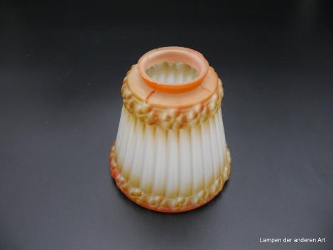 Jugendstil Lampenschirm gebraucht, Glas satinierte Oberfläche, Körper schwach konisch geweitet, vertikal gerippt weiß, am oberen und unteren Rand umlaufend reliefierte Blumenborte orange/gelb, Ersatzschirm D: 12cm, H: 12cm, Griffrand 6cm