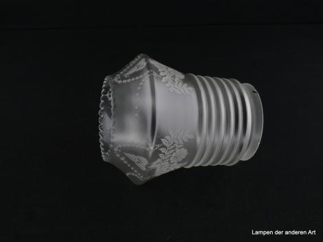 Jugendstil Lampenschirm gebraucht, Glas, Säulenform, satinierter Grund, ab der Schulter bis zur Mitte gerillt, unterer glatter Wandungsteil mit Ätzdekor floral, fein gezahnter Abschlussrand, Nostalgie Ersatzglas für alte Lampen, Griffrand 8cm, liegend