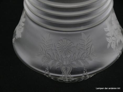 Jugendstil Lampenschirm gebraucht, Glas, Säulenform, satinierter Grund, ab der Schulter bis zur Mitte gerillt, unterer glatter Wandungsteil mit Ätzdekor floral, fein gezahnter Abschlussrand, Nostalgie Ersatzglas, Griff 8cm, Detail Ätzdekor Blumenbukett