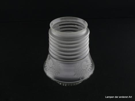 Jugendstil Lampenschirm gebraucht, Glas, Säulenform, satinierter Grund, ab der Schulter bis zur Mitte gerillt, unterer glatter Wandungsteil mit Ätzdekor floral, fein gezahnter Abschlussrand, Nostalgie Ersatzglas für alte Lampen, Glashalter Griffrand 8cm