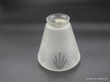 Jugendstil Lampenschirm gebraucht, Glaskörper Kegel grausatiniert, geschliffene Fächer in sechsfachem Rapport, Schirmrand konisch nach innen gezogen, Ersatzglas für alte Lampen D: 12cm, H: 14cm, Griffrand 6cm