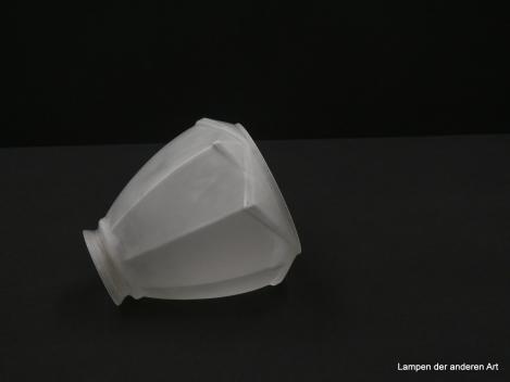 Jugendstil Lampenschirm gebraucht, konisch geweitet, Glas satiniert, obere Wandung vertikal gekantet, von den Kanten abgehende sich überlappende Dreiecke bilden den nach innen gezogenen Rand des Nostalgieglases, D: 12cm, H: 14cm, Griffrand 6cm liegend