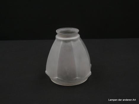 Jugendstil Lampenschirm gebraucht, konisch geweitet, Glas stumpf satiniert, obere Wandung vertikal gekantet, von den Kanten abgehende sich überlappende Dreiecke bilden den nach innen gezogenen Rand des Nostalgieglases, D: 12cm, H: 14cm, Griffrand 6cm
