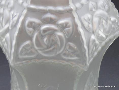 Jugendstil Lampenschirm gebraucht, satiniert grau, reliefiertes Blütenmotiv, D: 12cm H: 16cm , Griff-Rand 8cm Detail
