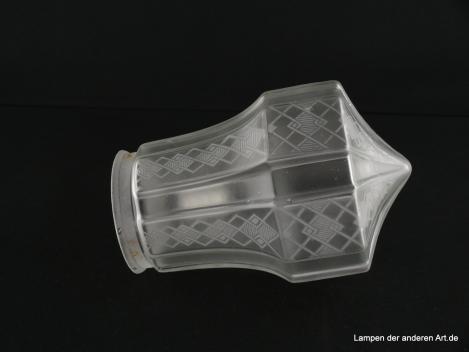 Jugendstil Lampenschirm gebraucht, Glas grau satiniert, gekantet, spitz zulaufender Zapfen, Dekor geometrische Linien auf den erhöhten Flächen, Ersatzglas für alte Leuchten, D: ca.12cm, H: ca.17cm, Glashalter Griffrand 8cm, liegend