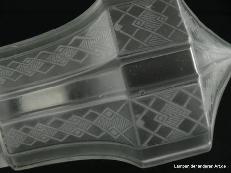 Jugendstil Lampenschirm gebraucht, Glas grau satiniert, gekantet, spitz zulaufender Zapfen, Dekor geometrische Linien auf den erhöhten Flächen, Ersatzglas für alte Leuchten, D: ca.12cm, H: ca.17cm, Glashalter Griffrand 8cm, Detail Glasfehler, Abplatzer
