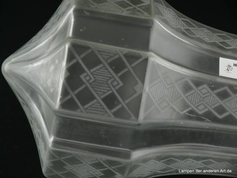 Jugendstil Lampenschirm gebraucht, Glas grau satiniert, gekantet, spitz zulaufender Zapfen, Dekor geometrische Linien auf den erhöhten Flächen, Ersatzglas für alte Leuchten, D: ca.12cm, H: ca.17cm, Glashalter Griffrand 8cm, Detail Dekor