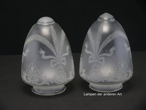 zwei Jugendstil Lampengläser, gebraucht, grau satiniert, Oberfläche Dekor geätzt, Nostalgieschirm, Ersatzglas für alte Lampen, Glashalter Griffrand 8cm