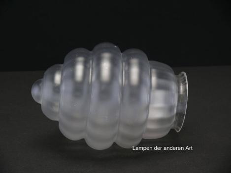 Preview: 3-er Set Art Deco Lampenschirm gebraucht, Glas satiniert grau, Olivenform sechsfach getreppt, ab der Mitte zu beiden Seiten sich verjüngend, Nostalgieglas für alte Lampen D: ca.12cm, H: ca.18cm, Glashalter Griffrand 8cm, seitlich