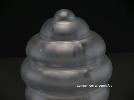 Preview: 3-er Set Art Deco Lampenschirm gebraucht, Glas satiniert grau, Olivenform sechsfach getreppt, ab der Mitte zu beiden Seiten sich verjüngend, Nostalgieglas für alte Lampen D: ca.12cm, H: ca.18cm, Glashalter 8cm, Detail Lufteinschlüsse