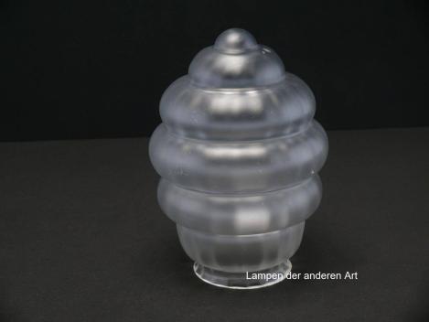 Preview: 3-er Set Art Deco Lampenschirm gebraucht, Glas satiniert grau, Olivenform sechsfach getreppt, ab der Mitte zu beiden Seiten sich verjüngend, Nostalgieglas für alte Lampen D: ca.12cm, H: ca.18cm, Glashalter Griffrand 8cm, einzeln