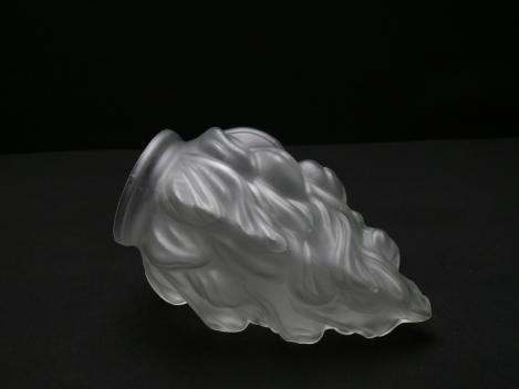Jugendstil Lampenschirm gebraucht, Glas grau satiniert, stilisierte lodernde Flamme, zapfenförmig, spitz zulaufend, Fackelglas, reliefierte Oberfläche, Ersatzschirm H: 19cm, D: 12cm, Glashalter Griffrand 8cm, liegend