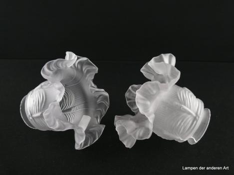 Pärchen Jugendstil Lampenschirm gebraucht, Glas grau satiniert, Zylinder reliefiert, ab Schirmhals umlaufend Volants, Nostalgie Ersatzglas für alte Lampen, D: ca. 15cm, H: ca. 11cm, Glashalter Griffrand 6cm, liegend