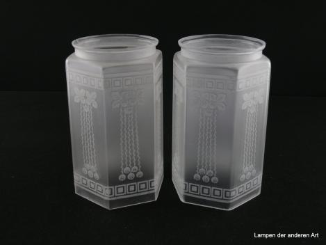 Paar Jugendstil Lampenschirm gebraucht, Glas grau satiniert, sechsfach gekantete Wandung, satinierter Grund, Ätzdekor, Nostalgie Ersatzglas für alte Lampen, D: ca. 10cm, H: ca. 15,5cm, Glashalter Griffrand 8cm