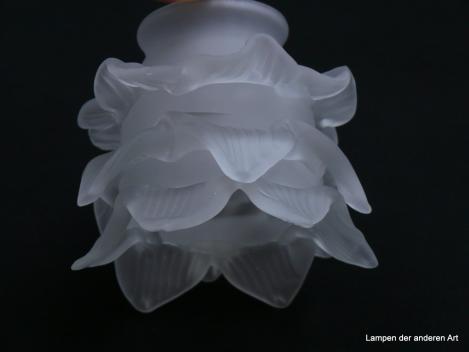 Jugendstil Lampenschirm gebraucht, ähnelt im Aufbau einer Rosenblüte, zylindrische Form, strukturierte Blütenblätter in drei Stufen versetzt angeordnet, Klarglas satiniert,D: 12cm, H: 10cm, Glashalterand 6cm, Riss innerhalb des Glases