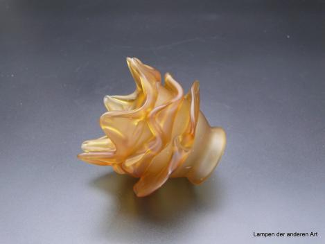 Jugendstil Lampenschirm in Rosenform gebraucht, goldsatiniert, 3-fach gestuft, versetzt angordnete Blütenblätter, Ersatzschirm D:12cm H:10cm Griffrand: 6cm liegend