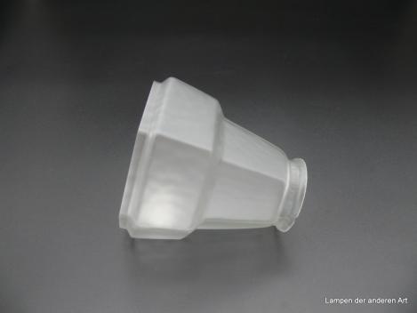 Art Deco Lampenschirm gebraucht, Glas satiniert grau, streng geometrische Form, sechsfach gekantet, Stufe im unteren Drittel, Wandung außen glatt, innen leicht reliefiert, Ersatzglas für alte Lampen D: 12cm, H: 12cm, Griffrand 6cm liegend
