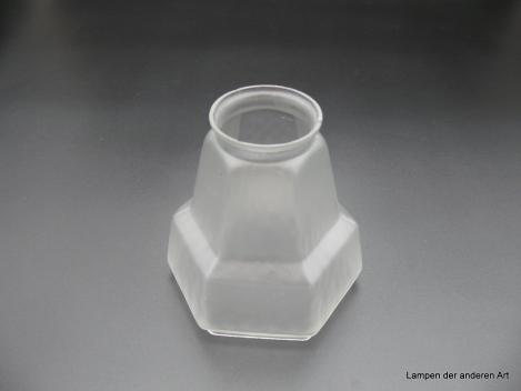 Art Deco Lampenschirm gebraucht, Glas satiniert grau, streng geometrische Form, sechsfach gekantet, Stufe im unteren Drittel, Wandung außen glatt, innen leicht reliefiert, Ersatzglas für alte Lampen D: 12cm, H: 12cm, Griffrand 6cm