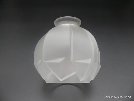 Art Deco Lampenschirm gebraucht, kugelförmiger Glaskörper satiniert grau, Wandung achtfach gefaltet, umlaufendes Relief aus Dreiecken am unteren Rand, Ersatzglas D: 12cm, H: 13cm, Griffrand 6cm, seitlich