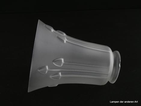 Jugendstil Lampenschirm gebraucht, grau satiniert, zum Rand hin leicht ausgestellter Glaskörper, plastisch hervortretende Blütenstempel, die dem Leuchtenglas eine naturalistische Note verleihen, Ersatzschirm D: ca.12cm, H: ca.14cm, Griffrand 6cm, liegend