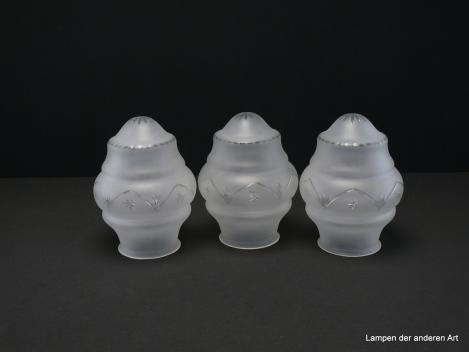 3-er Set Jugendstil Lampenschirm gebraucht, antikes Glas, grausatiniert, geschliffen, mehrfach geschnürte Wandung, in der Spitze Sternschliff, mittig umlaufend Schliffband, Olivenschliff am Übergang zur Spitze, Nostalgie Ersatzschirm