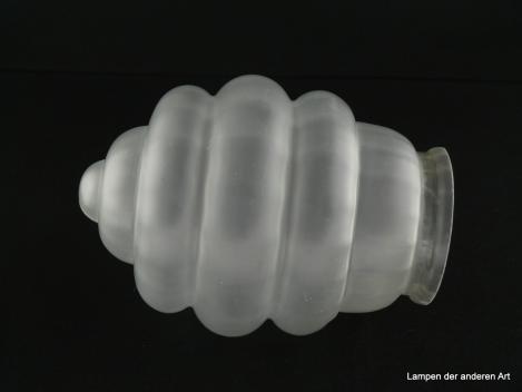 Art Deco Lampenschirm gebraucht, Glas satiniert grau, Olivenform sechsfach getreppt, ab der Mitte zu beiden Seiten sich verjüngend, Nostalgieglas für alte Lampen D: ca.12cm, H: ca.17cm, Glashalter Griffrand 8cm, liegend