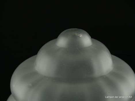 Art Deco Lampenschirm gebraucht, Glas satiniert grau, Olivenform sechsfach getreppt, ab der Mitte zu beiden Seiten sich verjüngend, Nostalgieglas für alte Lampen D: ca.12cm, H: ca.17cm, Glashalter Griffrand 8cm, Detail Luftblase in der Spitze