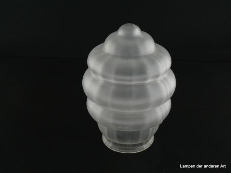 Art Deco Lampenschirm gebraucht, Glas satiniert grau, Olivenform sechsfach getreppt, ab der Mitte zu beiden Seiten sich verjüngend, Nostalgieglas für alte Lampen D: ca.12cm, H: ca.17cm, Glashalter Griffrand 8cm