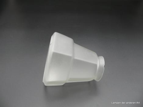 Art Deco Lampenschirm gebraucht, Glas satiniert grau, in Vierecke aufgeteilte Wandung, unteres Drittel durch hervorspringenden Sockel vom oberen Teil abgegrenzt, D: 12cm, H: 12cm, Griffrand 6cm liegend