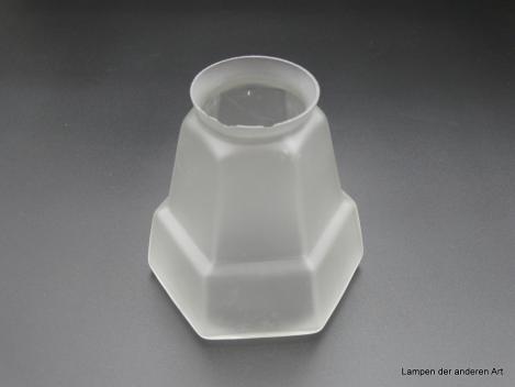 Art Deco Lampenschirm gebraucht, Glas satiniert grau, in Vierecke aufgeteilte Wandung, unteres Drittel durch hervorspringenden Sockel vom oberen Teil abgegrenzt, D: 12cm, H: 12cm, Griffrand 6cm