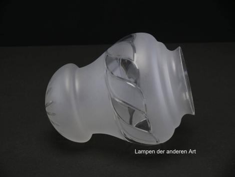 Jugendstil Lampenschirm gebraucht, antikes Glas grau satiniert, oberer Teil der Wandung bauchig ausgeformt, breites Schliffdekor im Wechsel satinierte und klare Oberfläche, am abgeschnürten Unterteil Dekor Strahlenschliff, Ersatzschirm für alte Lampen