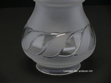 Jugendstil Lampenschirm gebraucht, antikes Glas grau satiniert, oberer Teil der Wandung bauchig ausgeformt, breites Schliffdekor im Wechsel satinierte und klare Oberfläche, am abgeschnürten Unterteil Dekor Strahlenschliff, Detail Schliffdekor