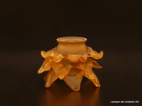 Jugendstil Lampenschirm gebraucht, Glas, Rosenblüte goldsatiniert, 3-stufig versetzt angordnete spitz zulaufende Blütenblätter, D: 13cm H: 9cm Griffrand: 6cm
