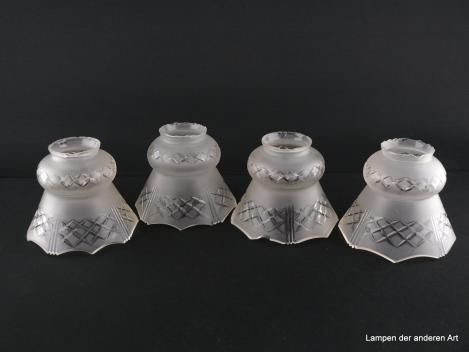 4-er Set Jugendstil Lampenschirm gebraucht, Glas grausatiniert, bauchige obere Wandungszone, ausgestellte kegelförmige untere Wandungszone, geschliffene Rhomben als umlaufendes Band auf der Schulter und am Rand, Ersatzschirm für alte Lampen