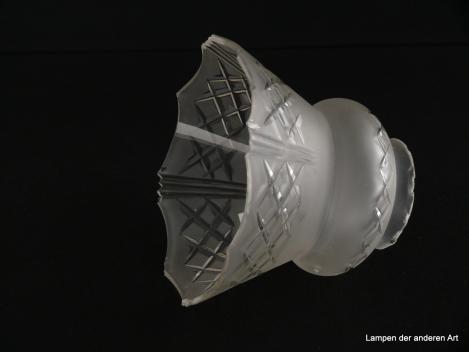 Preview: 4-er Set Jugendstil Lampenschirm gebraucht, Glas grausatiniert, bauchige obere Wandungszone, ausgestellte kegelförmige untere Wandungszone, geschliffene Rhomben als umlaufendes Band auf der Schulter und am Rand, Ersatzschirm für alte Lampen, Schirm 1