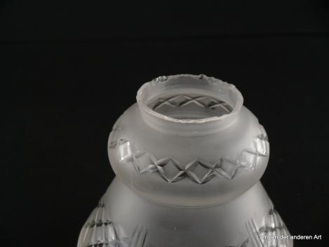 Preview: 4-er Set Jugendstil Lampenschirm gebraucht, Glas grausatiniert, bauchige obere Wandungszone, ausgestellte kegelförmige untere Wandungszone, geschliffene Rhomben als umlaufendes Band auf der Schulter und am Rand, Ersatzschirm für alte Lampen, Schirm 1