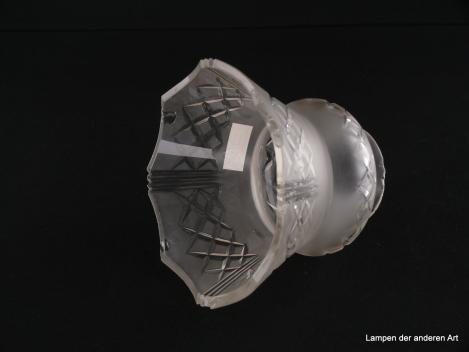4-er Set Jugendstil Lampenschirm gebraucht, Glas grausatiniert, bauchige obere Wandungszone, ausgestellte kegelförmige untere Wandungszone, geschliffene Rhomben als umlaufendes Band auf der Schulter und am Rand, Ersatzschirm für alte Lampen, Schirm 1