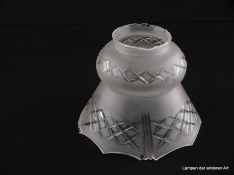 Preview: 4-er Set Jugendstil Lampenschirm gebraucht, Glas grausatiniert, bauchige obere Wandungszone, ausgestellte kegelförmige untere Wandungszone, geschliffene Rhomben als umlaufendes Band auf der Schulter und am Rand, Ersatzschirm für alte Lampen, Schirm 1